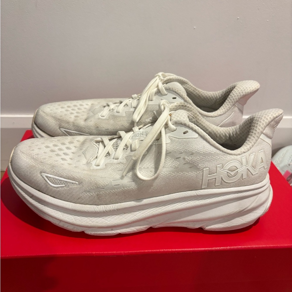 Men HOKA Clifton 9 (size 10)